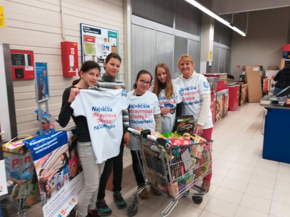 Charitatívna potravinová zbierka v predajni Tesco, Ivanka pri Dunaji Charitatívna potravinová zbierka v predajni Tesco, Ivanka pri Dunaji