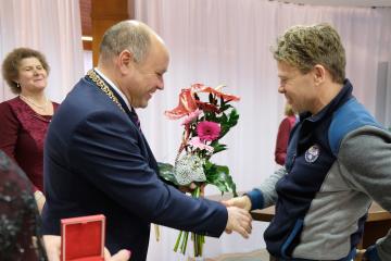 Slávnostný zápis ocenených darcov krvi do Pamätnej Slávnostný zápis ocenených darcov krvi do Pamätnej