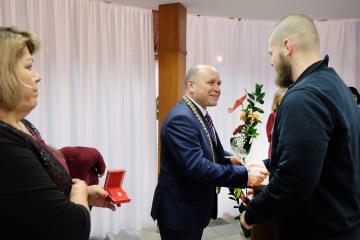 Slávnostný zápis ocenených darcov krvi do Pamätnej Slávnostný zápis ocenených darcov krvi do Pamätnej