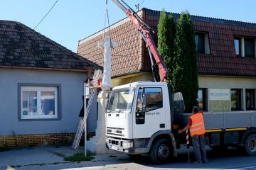 Postavenie zrenovovaného prícestného kríža obr.4 Postavenie zrenovovaného prícestného kríža obr.4