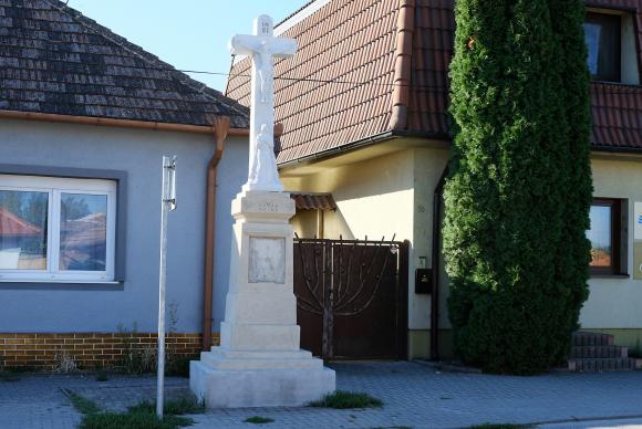 Osadenie prícestného kríža Osadenie prícestného kríža